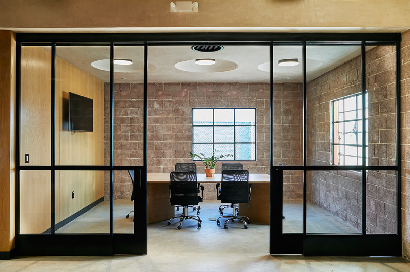 Dossier de presse | 4369-03 - Communiqué de presse | Lazy Eye - Wick Architecture and Design - Design d’intérieur commercial - Conference room sliding doors - Crédit photo : Nicole LaMotte