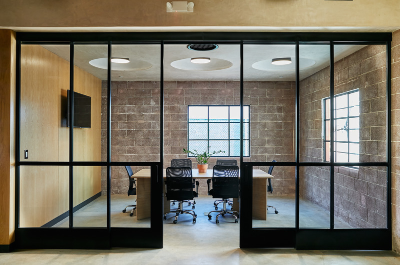 Dossier de presse | 4369-03 - Communiqué de presse | Lazy Eye - Wick Architecture and Design - Design d’intérieur commercial - Conference room sliding doors - Crédit photo : Nicole LaMotte