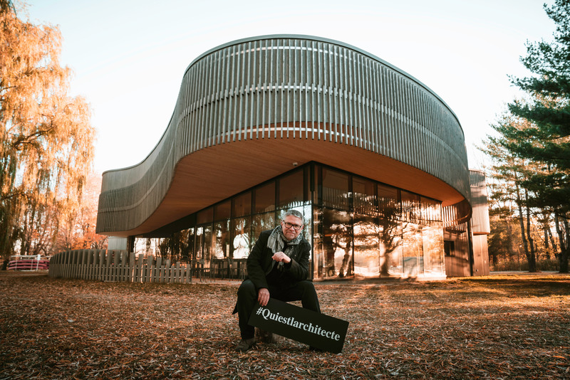 Dossier de presse | 751-01 - Communiqué de presse | #QUIESTLARCHITECTE : Une campagne photo qui humanise l’architecture ! - Kollectif - Art - L’architecte Daniel Smith (Smith Vigeant architectes) devant le Centre de découverte et de services du Parc National des Iles-de-Boucherville. - Crédit photo : Eric Branover