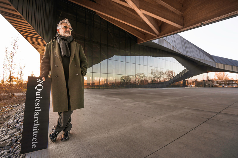 Dossier de presse | 751-01 - Communiqué de presse | #QUIESTLARCHITECTE : Une campagne photo qui humanise l’architecture ! - Kollectif - Art - L’architecte Gilles Saucier (Saucier + Perrotte architectes) au Stade de soccer de Montréal, réalisé en collaboration avec HCMA. - Crédit photo : Eric Branover