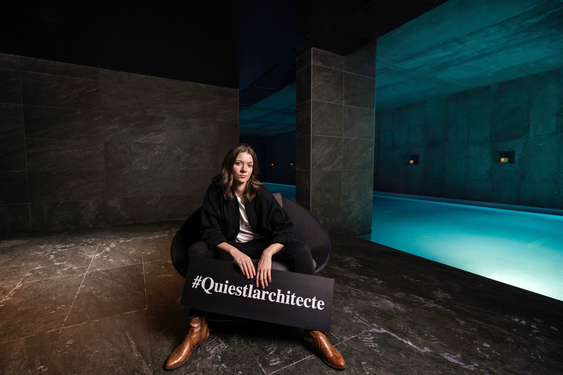 Dossier de presse | 751-01 - Communiqué de presse | #QUIESTLARCHITECTE : Une campagne photo qui humanise l’architecture ! - Kollectif - Art - L’architecte Marie-Eve de Chantal (LemayMichaud) à l’intérieur du Strøm spa nordique du Vieux-Québec. - Crédit photo : Eric Branover