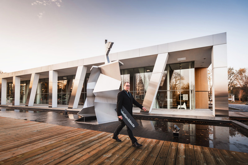 Dossier de presse | 751-01 - Communiqué de presse | #QUIESTLARCHITECTE : Une campagne photo qui humanise l’architecture ! - Kollectif - Art - L’architecte Maxime-Alexis Frappier (ACDF architecture) devant le Centre d’art Diane-Dufresne, à Repentigny. - Crédit photo : Eric Branover