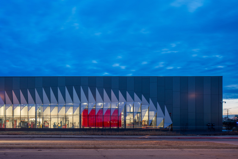 Dossier de presse | 2329-02 - Communiqué de presse | Daley College Manufacturing, Technology & Engineering Center - JGMA - Architecture institutionnelle - Daley College MTEC_ North Elevation at night 2 - Crédit photo : Tom Rossiter