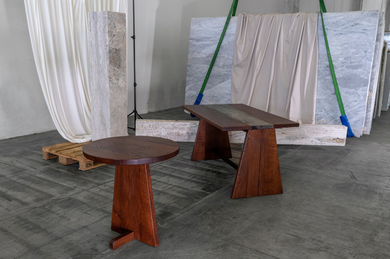 Press kit | 5594-01 - Press release | KOL by A-nrd studio - A-nrd studio - Commercial Interior Design - Bespoke hand-planed oak tables shot in the Italian artisan workshop - Photo credit: Atelier Orlandi