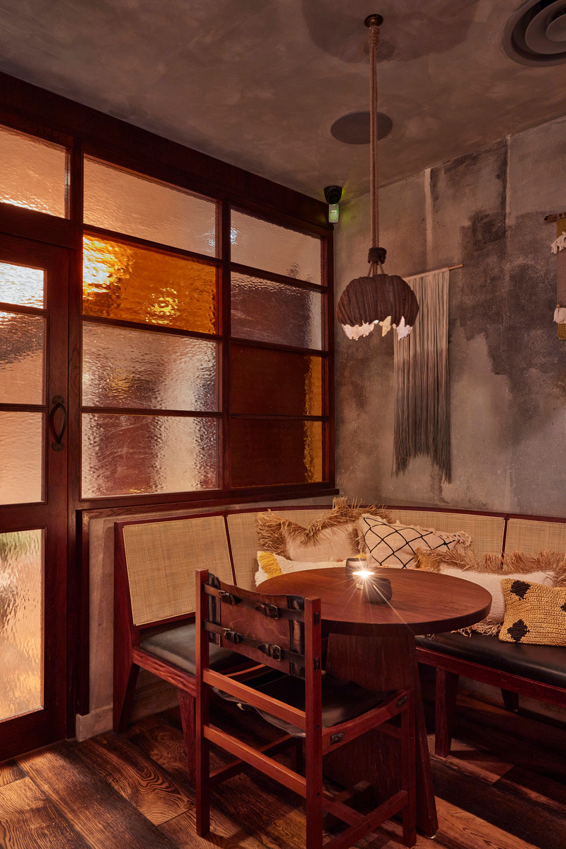Press kit | 5594-01 - Press release | KOL by A-nrd studio - A-nrd studio - Commercial Interior Design - Kol Mezcaleria - Corner seating with bespoke cane seating and handmade ceramic pendant light - Photo credit: Charlie Mckay 