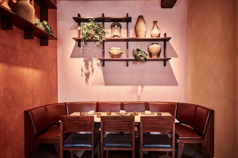Press kit | 5594-01 - Press release | KOL by A-nrd studio - A-nrd studio - Commercial Interior Design - Kol dining room - Corner seating with bespoke modernist upholstered seating - Photo credit: Charlie Mckay 