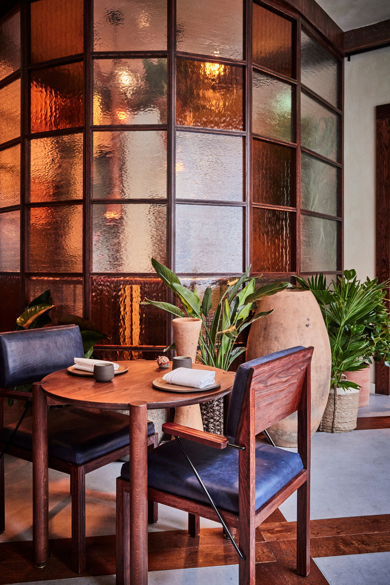 Press kit | 5594-01 - Press release | KOL by A-nrd studio - A-nrd studio - Commercial Interior Design - Kol dining room - detail of bespoke table and chairs against the glazed drum - Photo credit: Charlie Mckay 