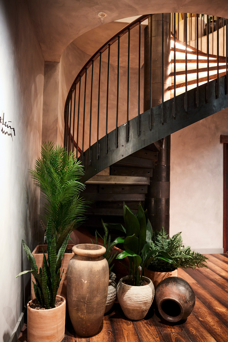 Press kit | 5594-01 - Press release | KOL by A-nrd studio - A-nrd studio - Commercial Interior Design - Blackened steel staircase and Mexican artefacts assemble - Photo credit: Charlie Mckay 
