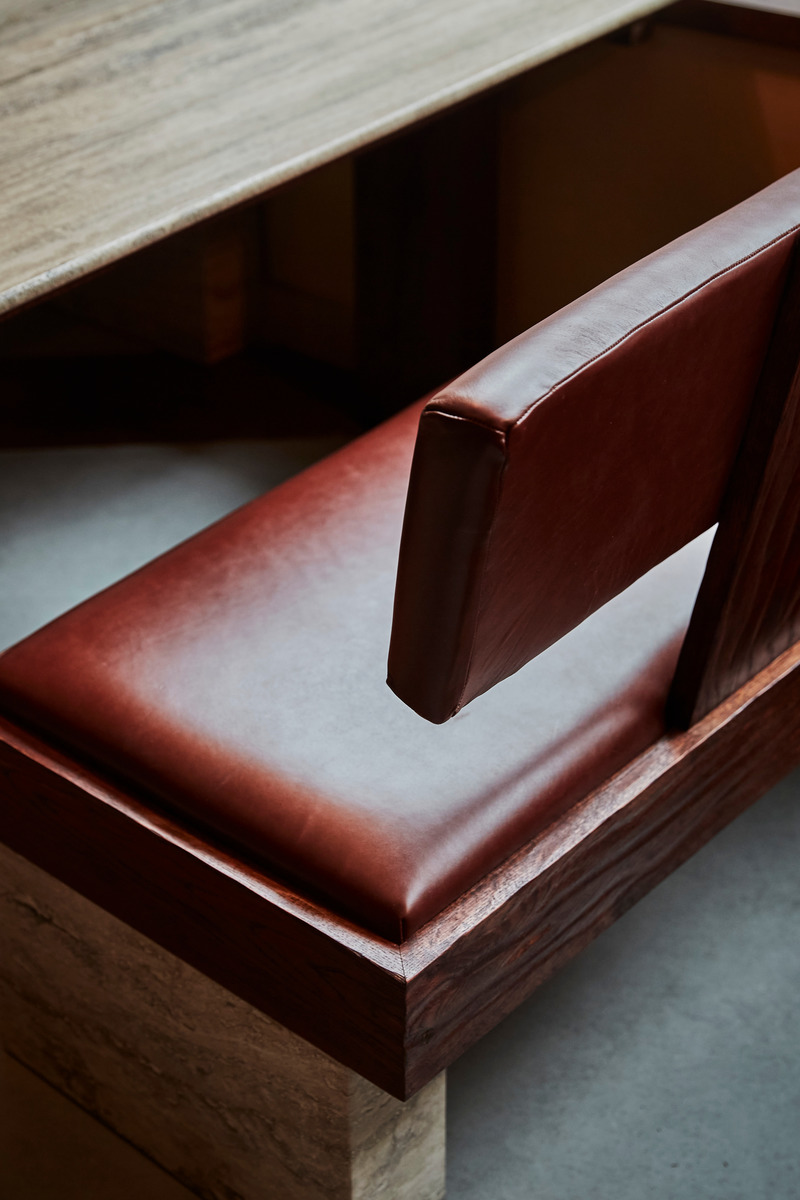 Press kit | 5594-01 - Press release | KOL by A-nrd studio - A-nrd studio - Commercial Interior Design - Detail of the benches in silver travertine and hand-planed oak - Photo credit: Charlie Mckay 