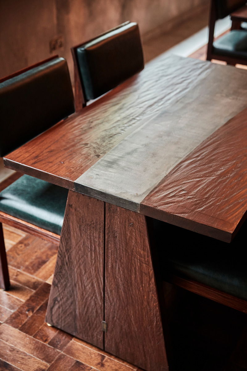 Press kit | 5594-01 - Press release | KOL by A-nrd studio - A-nrd studio - Commercial Interior Design - Detail of bespoke tables in hand-planed oak and concrete - Photo credit: Charlie Mckay 