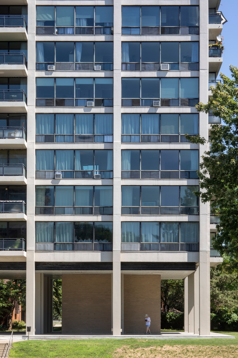 Dossier de presse | 1387-08 - Communiqué de presse | 50 ans et toujours NEUF - NEUF architect(e)s - Évènement + Exposition -  <p class="">High-Rise II&amp;III, MvdR + NEUF (1971)</p>  - Crédit photo : Adrien Williams (2020)