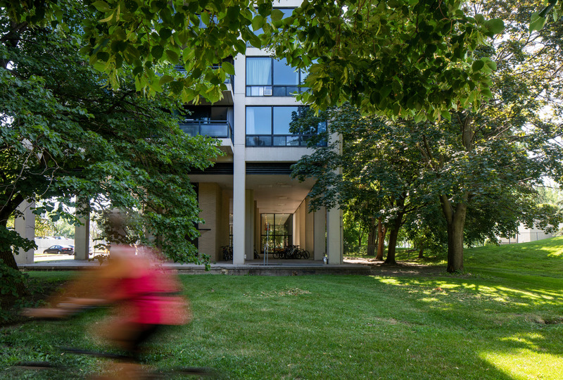 Dossier de presse | 1387-08 - Communiqué de presse | 50 ans et toujours NEUF - NEUF architect(e)s - Évènement + Exposition -   <p class="">High-Rise II&amp;III, MvdR + NEUF (1971). Le premier projet développé sur L’Île-des-Sœurs regroupe trois tours d’habitation conçues par Mies van der Rohe, dont deux ont été réalisées par NEUF<br></p>   - Crédit photo : Adrien Williams (2020)