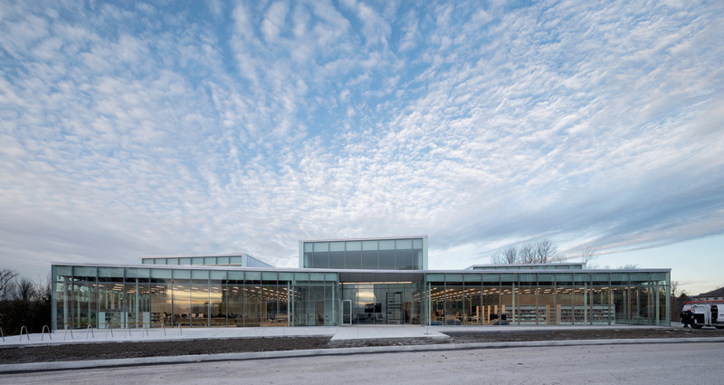 Dossier de presse | 1387-08 - Communiqué de presse | 50 ans et toujours NEUF - NEUF architect(e)s - Évènement + Exposition - <p class="">Bibliothèque Donalda-Charron (2020). En collaboration avec Atelier TAG, l’édifice mise sur la transparence pour créer un lieu d’échange entre les générations et les cultures</p> - Crédit photo : Adrien Williams (2020) 