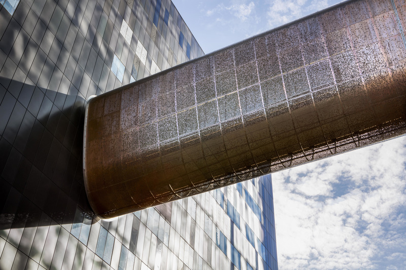 Dossier de presse | 1387-08 - Communiqué de presse | 50 ans et toujours NEUF - NEUF architect(e)s - Évènement + Exposition - <p class="">La passerelle du Nouveau CHUM (2017). En collaboration avec CannonDesign, le centre hospitalier est l’un des plus grands projets de construction de santé en Amérique du Nord</p> - Crédit photo : Adrien Williams (2017)