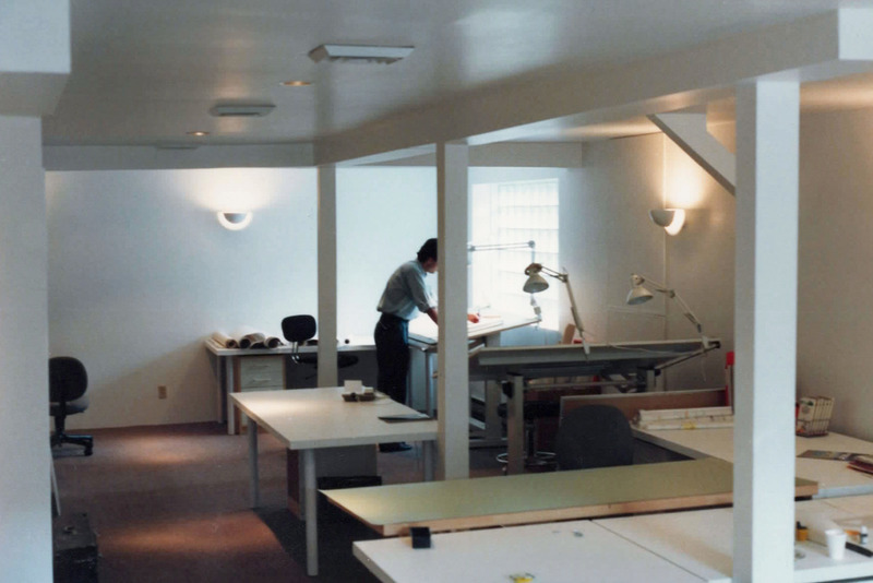 Dossier de presse | 1387-08 - Communiqué de presse | 50 ans et toujours NEUF - NEUF architect(e)s - Évènement + Exposition - <p class="">Bruno St-Jean dans les bureaux du 980 rue Cherrier, 1981</p> - Crédit photo :  NEUF architect(e)s 
