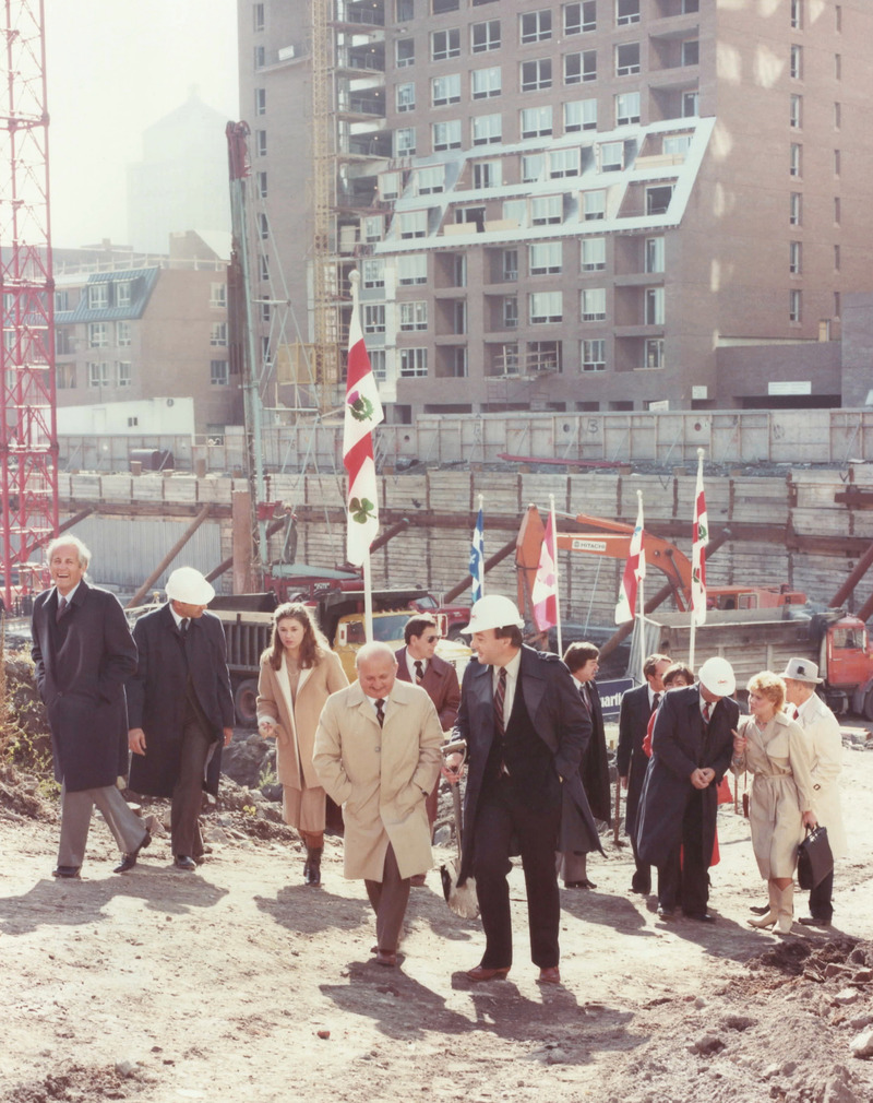 Dossier de presse | 1387-08 - Communiqué de presse | 50 ans et toujours NEUF - NEUF architect(e)s - Évènement + Exposition - <p class="">Roger Desmarais et Harry Yaghjian en visite de chantier, Place du Quartier </p> - Crédit photo :  NEUF architect(e)s 