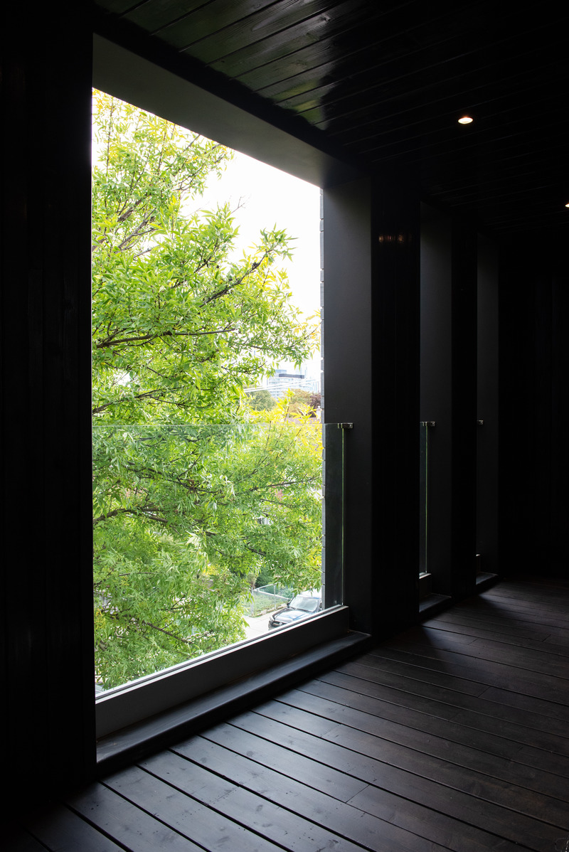 Dossier de presse | 2182-03 - Communiqué de presse | The Brother's Residence - Alva Roy Architects - Architecture résidentielle - Third floor balcony, Unit No.3 - Crédit photo : Greg Van Riel