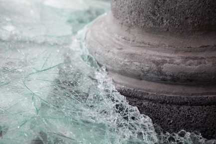 Press kit | 985-01 - Press release | Aérial - Baptiste Debombourg - Art - Aérial, detail view, glass installation, nails, wood, 3x12x4,5m