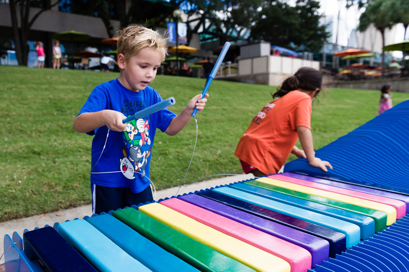 Dossier de presse | 5595-01 - Communiqué de presse | A Design Studio Showcasing the Value of Play - The Urban Conga - Art -  <p>Project 5: The musical bench system contains sections of musical aluminum notes that each has two octaves of notes that can be played with attached mallets. </p>  - Crédit photo :  The Urban Conga 