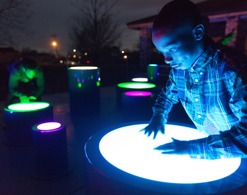 Dossier de presse | 5595-01 - Communiqué de presse | A Design Studio Showcasing the Value of Play - The Urban Conga - Art -  Project 2: The Hangout uses sight, sound, and touch to transform a once underutilized lot<br>into an inclusive, safe, and inspiring space for the community. <br>   - Crédit photo : Craig Stubing