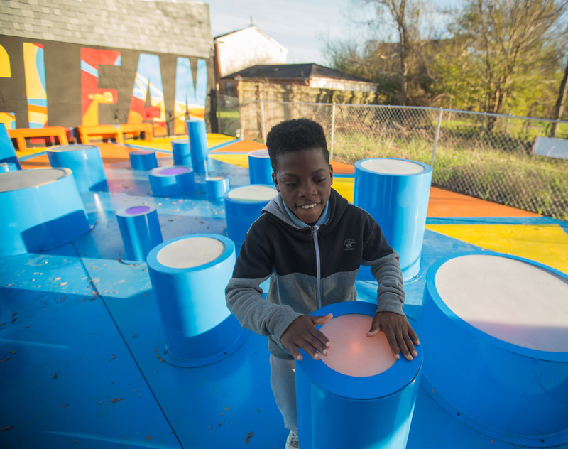 Dossier de presse | 5595-01 - Communiqué de presse | A Design Studio Showcasing the Value of Play - The Urban Conga - Art -  Project 2: The space consists of a series of undulating cylinders that offer seating and a variety of areas to gather. <br>  - Crédit photo : Michael Flanagan