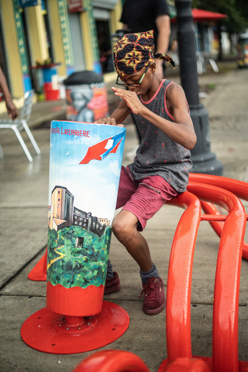 Dossier de presse | 5595-01 - Communiqué de presse | A Design Studio Showcasing the Value of Play - The Urban Conga - Art -  Project 3: The intervention is made up of three aluminum drums formed from the traditional Rada Battery Haitian drums. They were hand-painted with traditional images of Haiti by local Haitian artist Serge Toussaint. <br>  - Crédit photo : Christopher Brickman
