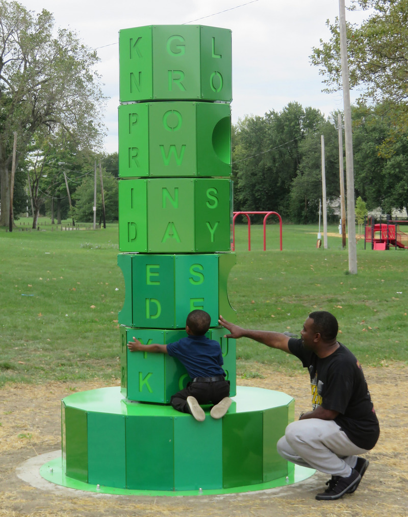 Dossier de presse | 5595-01 - Communiqué de presse | A Design Studio Showcasing the Value of Play - The Urban Conga - Art -  Project 4: Each totem has a series of units that can be rotated to spell out different words like grow, strong, knowledge, go vote, and many more.   - Crédit photo : The Urban Conga