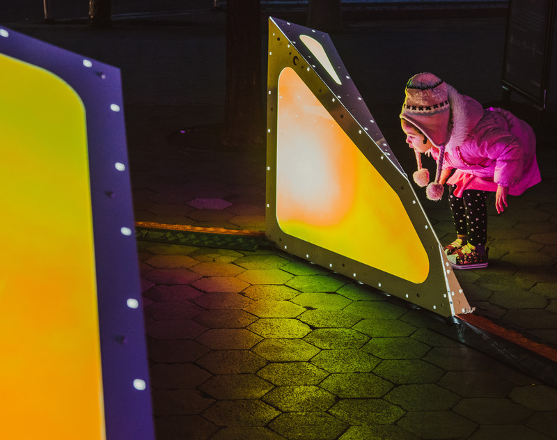 Dossier de presse | 5595-01 - Communiqué de presse | A Design Studio Showcasing the Value of Play - The Urban Conga - Art -  Project 1: The piece creates a moment of wonder for all ages within the urban environment.   - Crédit photo : Savannah Lauren