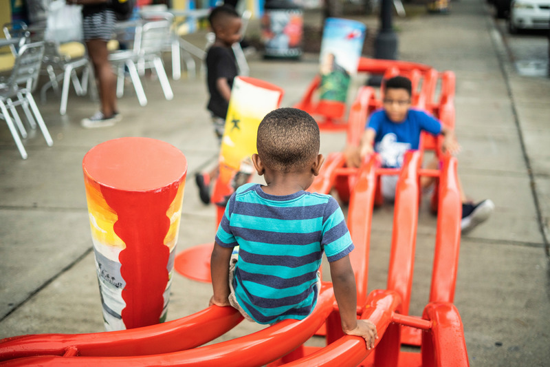 Dossier de presse | 5595-01 - Communiqué de presse | A Design Studio Showcasing the Value of Play - The Urban Conga - Art -  Project 3: Entangled is made up of three drums connected by an undulating bench system that allows for a multitude of social seating possibilities. <br>  - Crédit photo : Christopher Brickman