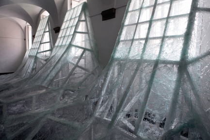 Press kit | 985-01 - Press release | Aérial - Baptiste Debombourg - Art - Aérial, detail view, glass installation, nails, wood, 3x12x4,5m