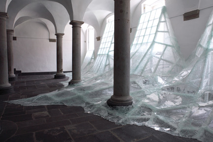 Press kit | 985-01 - Press release | Aérial - Baptiste Debombourg - Art - Aérial, glass installation, nails, wood, 3x12x4,5m