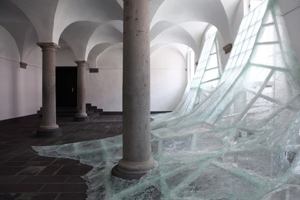 Press kit | 985-01 - Press release | Aérial - Baptiste Debombourg - Art - Aérial, glass installation, nails, wood, 3x12x4,5m