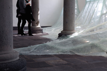 Press kit | 985-01 - Press release | Aérial - Baptiste Debombourg - Art - Aérial,  détail view, glass installation, nails, wood, 3x12x4,5m