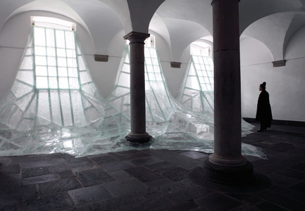 Press kit | 985-01 - Press release | Aérial - Baptiste Debombourg - Art - Aérial, glass installation, nails, wood, 3x12x4,5m