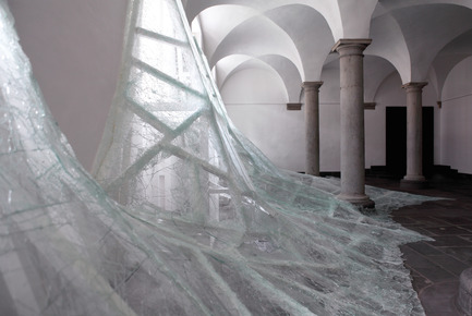 Press kit | 985-01 - Press release | Aérial - Baptiste Debombourg - Art - Aérial, glass installation, nails, wood, 3x12x4,5m