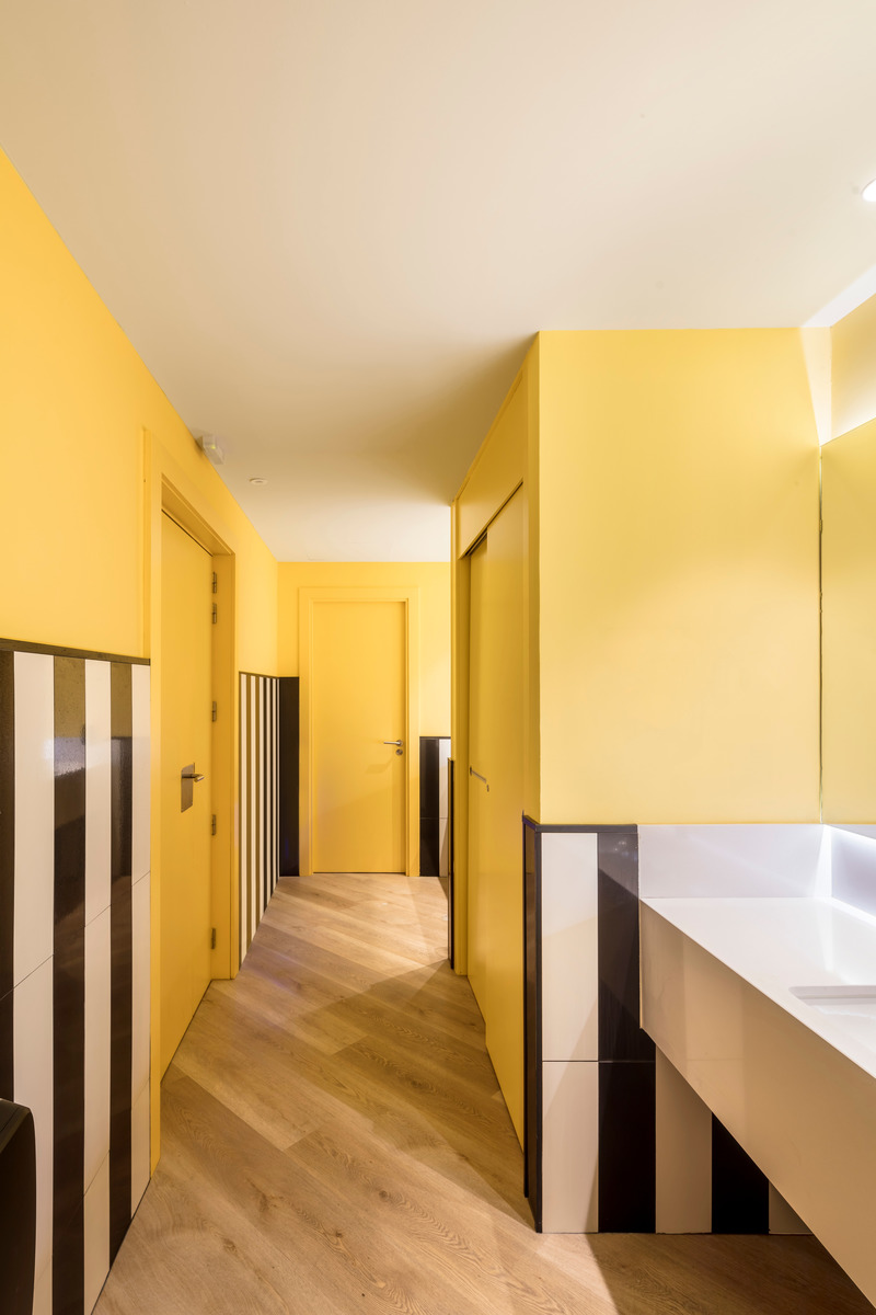 Dossier de presse | 3724-10 - Communiqué de presse | Effective Communication Offices in Barcelona - EL EQUIPO CREATIVO - Design d’intérieur commercial - Staff Bathroom  - Crédit photo : Adrià Goula