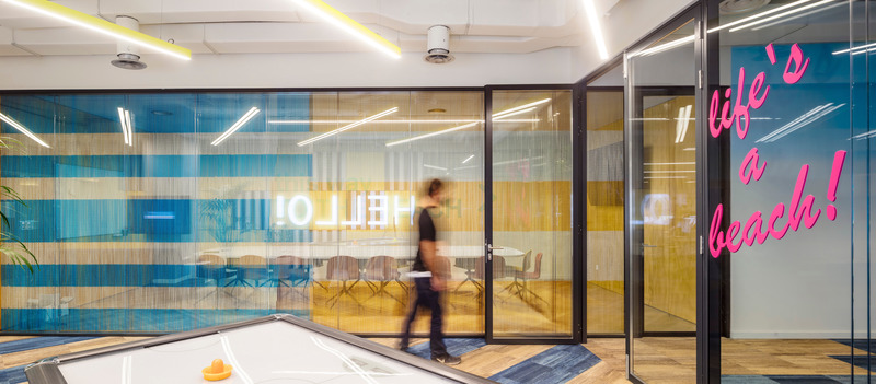 Dossier de presse | 3724-10 - Communiqué de presse | Effective Communication Offices in Barcelona - EL EQUIPO CREATIVO - Design d’intérieur commercial - <font style="vertical-align: inherit;"><font style="vertical-align: inherit;">Life's a beach - Main entrance</font></font> - Crédit photo : Adrià Goula