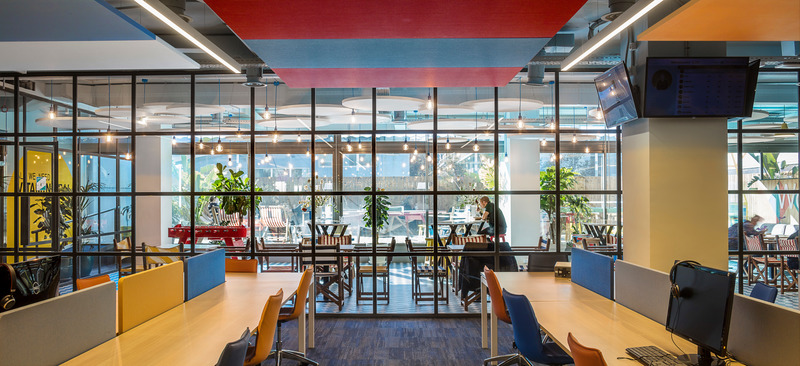 Dossier de presse | 3724-10 - Communiqué de presse | Effective Communication Offices in Barcelona - EL EQUIPO CREATIVO - Design d’intérieur commercial - The call center with its kitchen and terrace visual relation - Crédit photo : Adrià Goula