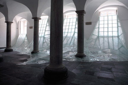 Press kit | 985-01 - Press release | Aérial - Baptiste Debombourg - Art - Aérial, glass installation, nails, wood, 3x12x4,5m