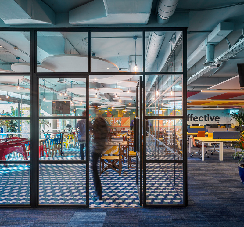Dossier de presse | 3724-10 - Communiqué de presse | Effective Communication Offices in Barcelona - EL EQUIPO CREATIVO - Design d’intérieur commercial - From the workspace to the beach - Crédit photo : Adrià Goula