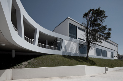 Dossier de presse | 981-01 - Communiqué de presse | Rafael Bordalo Pinheiro Secondary School - SousaSantos - Architecture institutionnelle - Crédit photo : João Morgado
