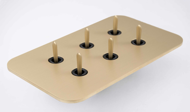 Press kit | 2630-09 - Press release | Meljac Launches the Solaris Collection, Designed by Marc Newson - Meljac - Lighting Design - Brass, Champagne finish - Photo credit: Meljac