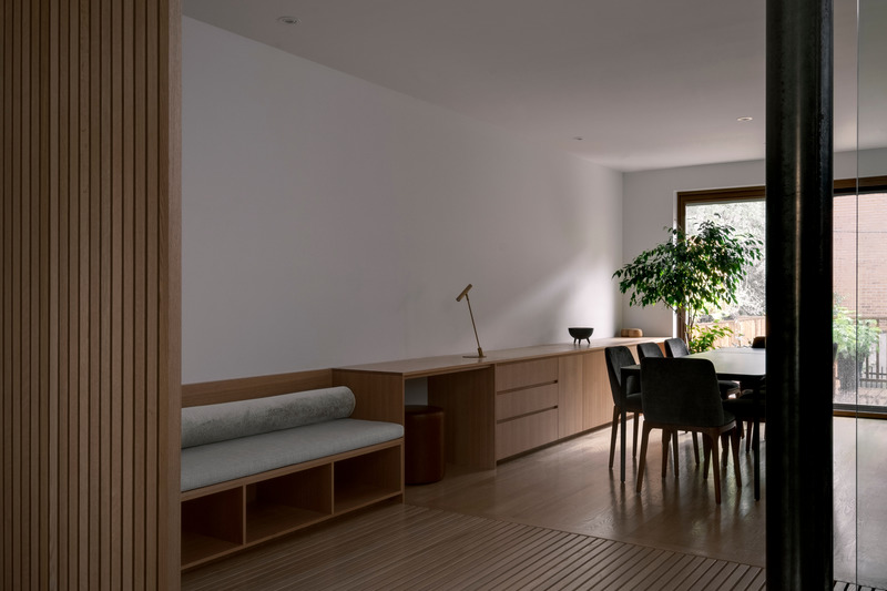 Press kit | 1075-07 - Press release | Phénix House: Appareil Architecture is Inspired by the Mixing of Cultures to Renovate a Montreal House - APPAREIL architecture - Residential Architecture - Photo credit: Félix Michaud