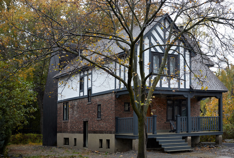 Dossier de presse | 1677-05 - Communiqué de presse | La résidence Queen Mary : une audacieuse dualité - Atelier Barda architecture - Architecture résidentielle - Crédit photo : Maxime Desbiens