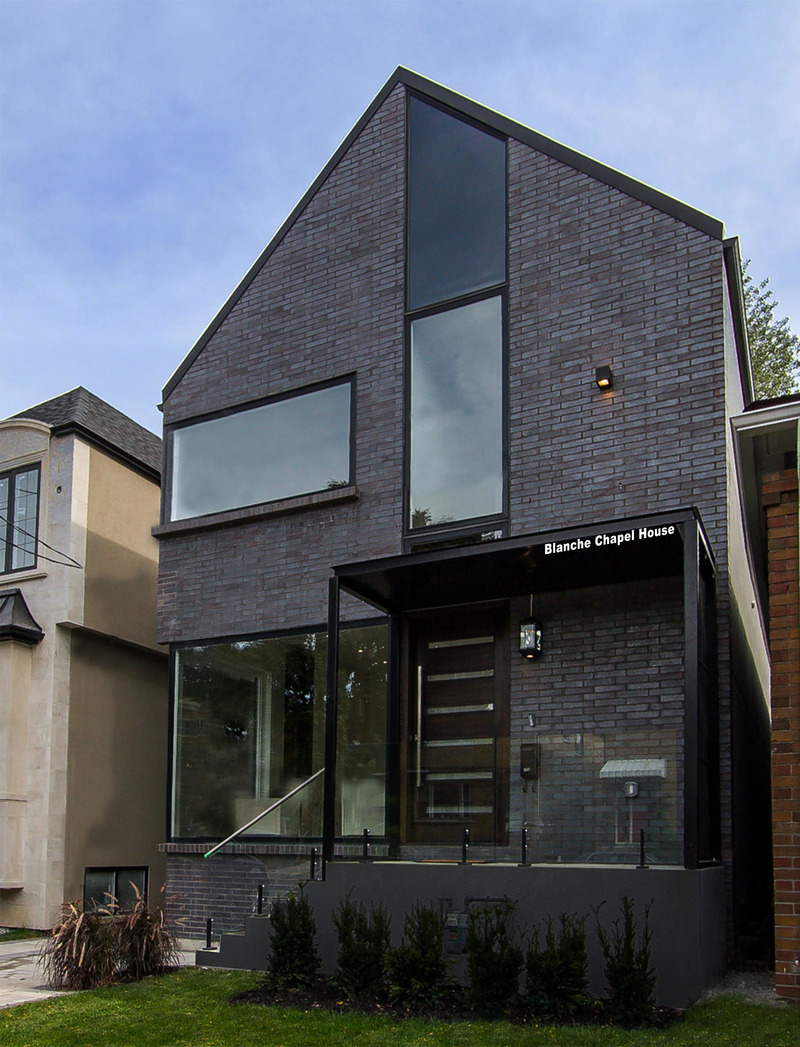 Dossier de presse | 2182-04 - Communiqué de presse | Blanche Chapel House - Alva Roy Architects - Architecture résidentielle - Front Facade - Crédit photo : Alex Karmov