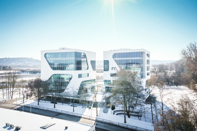 Dossier de presse | 2193-05 - Communiqué de presse | What will Smart Cities Look like in the Future? - 3deluxe - Architecture institutionnelle - Aerial View Front Façade - Crédit photo : 9Sekunden