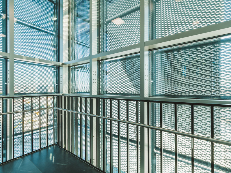 Dossier de presse | 2193-05 - Communiqué de presse | What will Smart Cities Look like in the Future? - 3deluxe - Architecture institutionnelle - Interior View Metal Mesh Façade - Crédit photo : Sascha Jahnke
