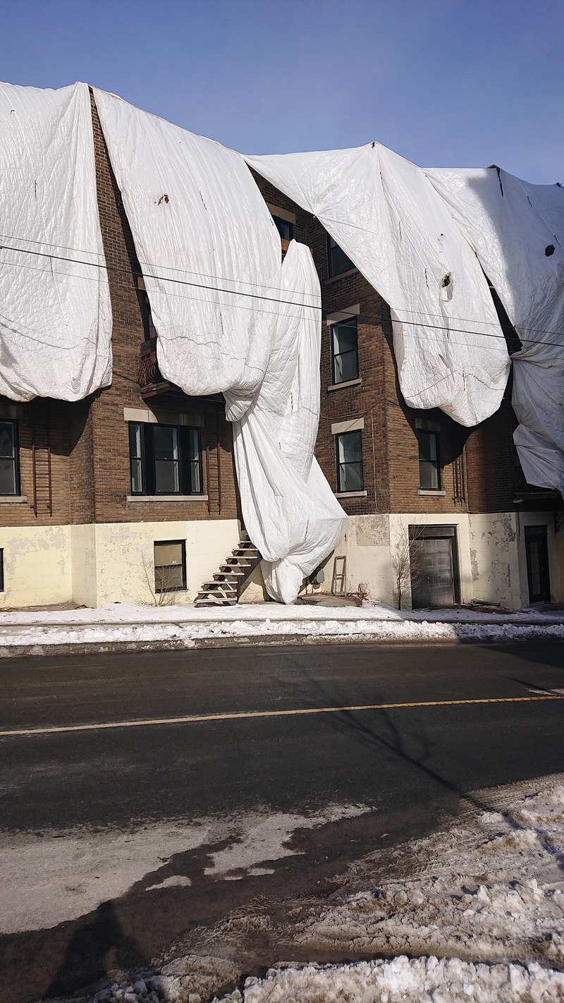 Dossier de presse | 763-20 - Communiqué de presse | Visions d'architectes - Maison de l'architecture du Québec - Évènement + Exposition - Il faut laver son linge en famille - Crédit photo : Howard Davies