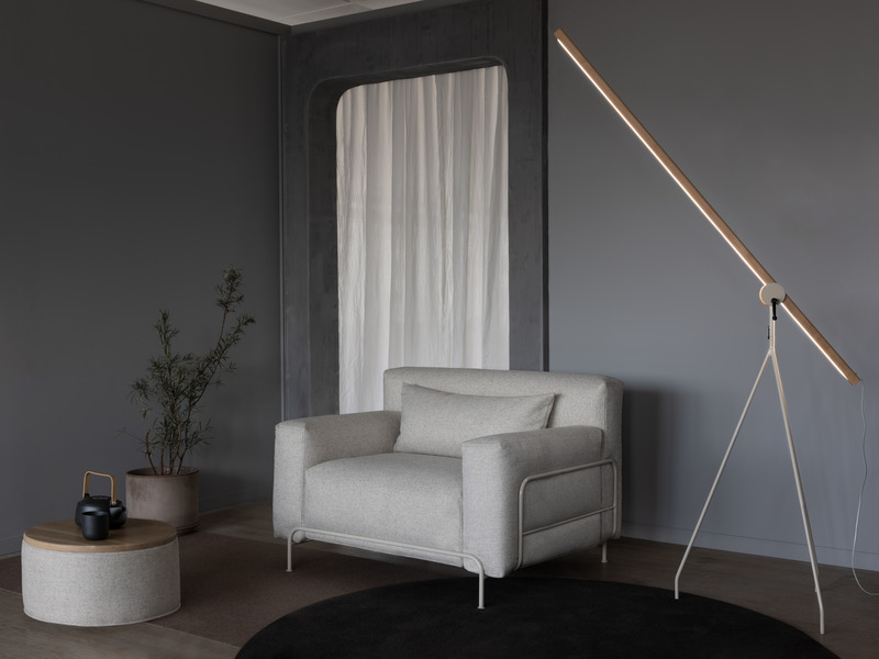 Dossier de presse | 3941-03 - Communiqué de presse | Alphabet lance une nouvelle collection pour le printemps - Alphabet - Produit -  		 	 	 		 			 				 					<p>Fauteuil Dune + ottoman Archipel + lampe Île + trépied Île crème </p> - Crédit photo : Crédit photo : Gabriel DeRossi
