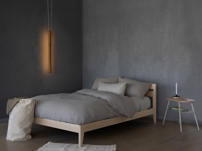 Dossier de presse | 3941-03 - Communiqué de presse | Alphabet lance une nouvelle collection pour le printemps - Alphabet - Produit - Lit Minuit + lampe Sud + table d'appoint Nocturne + poche à linge St-Laurent +  		 	 	 		 			 				 					<p>Chandelier noir </p> 				 - Crédit photo : Crédit photo : Gabriel DeRossi